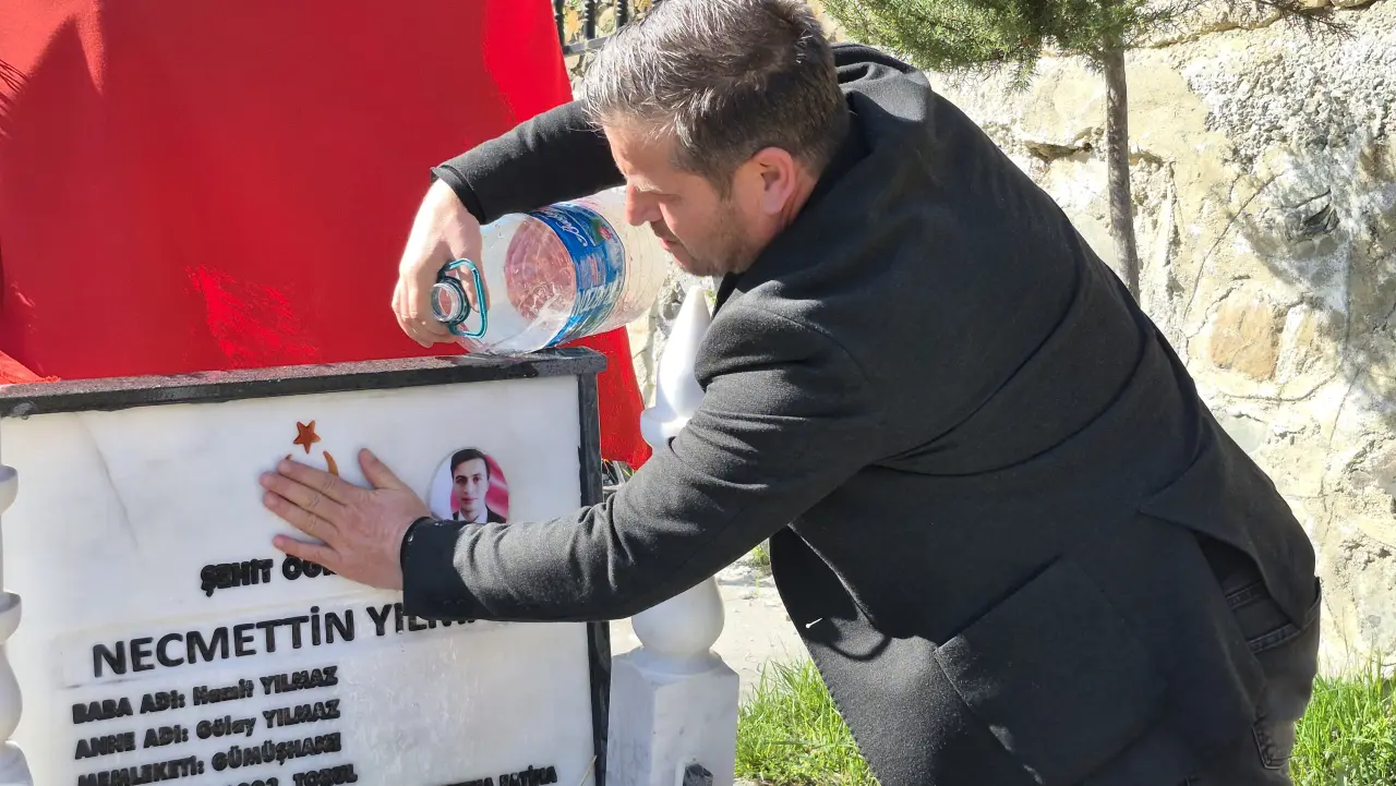 Türk Eğitim-Sen Kelkit Şubesi’nden Şehit Öğretmen Necmettin Yılmaz’ın Kabrine Anlamlı Ziyaret