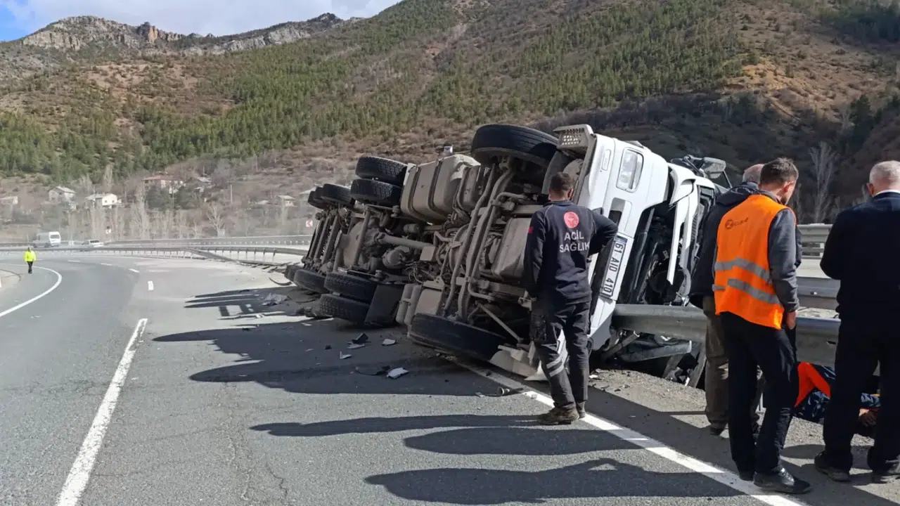 Virajı alamayan TIR bariyerlere saplandı: Sürücü yaralandı