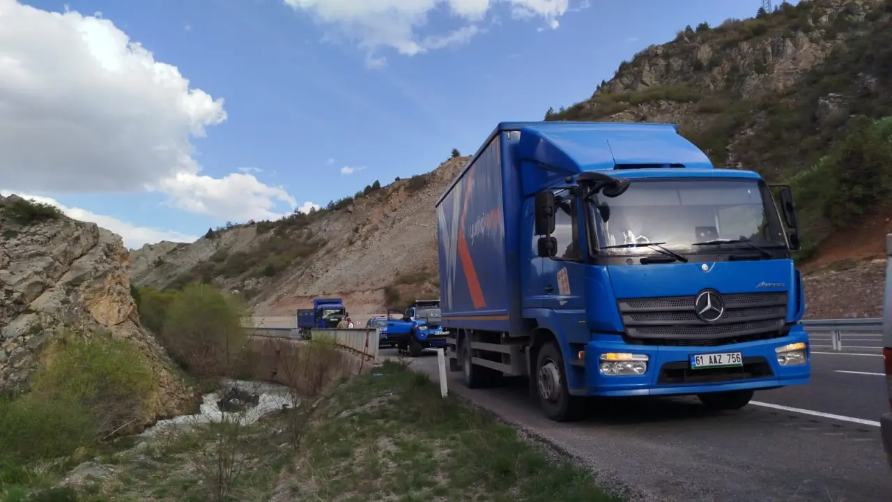 Bariyerler bile durduramadı! Gümüşhane’de otomobil dereye uçtu: 1 yaralı