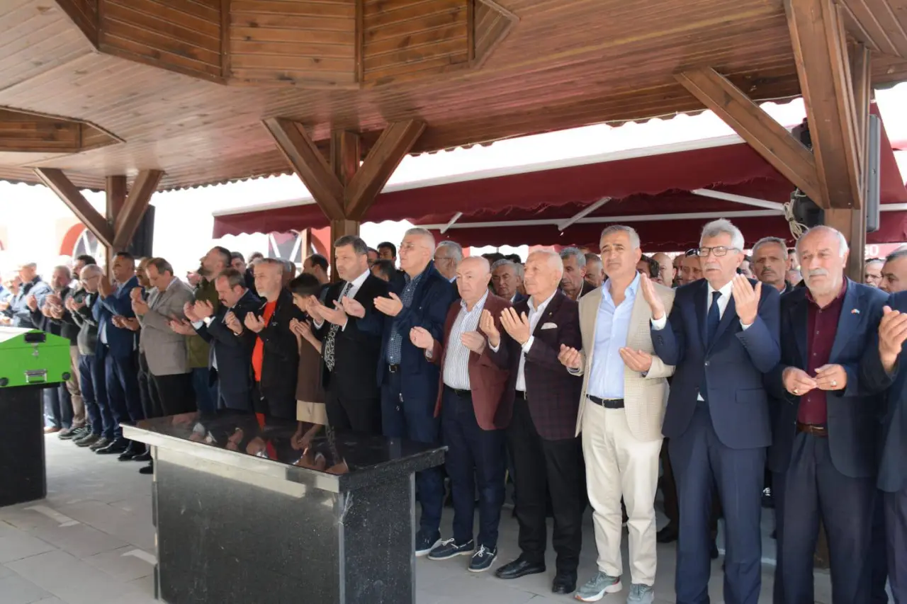 Gümüşhane Okay abisini son yolculuğuna uğurladı