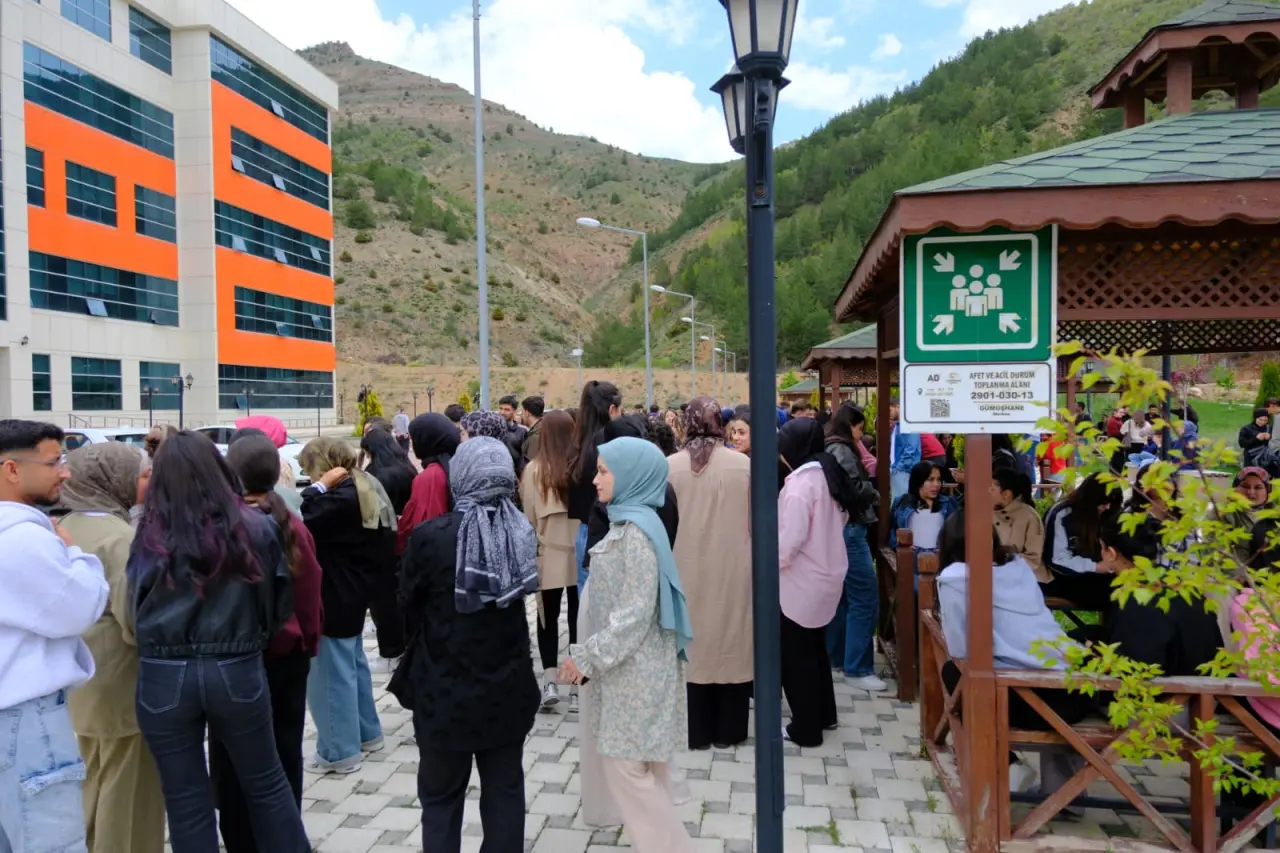 Gümüşhane Üniversitesinde Geniş Katılımlı Acil Durum Tahliye Tatbikatı Gerçekleştirildi