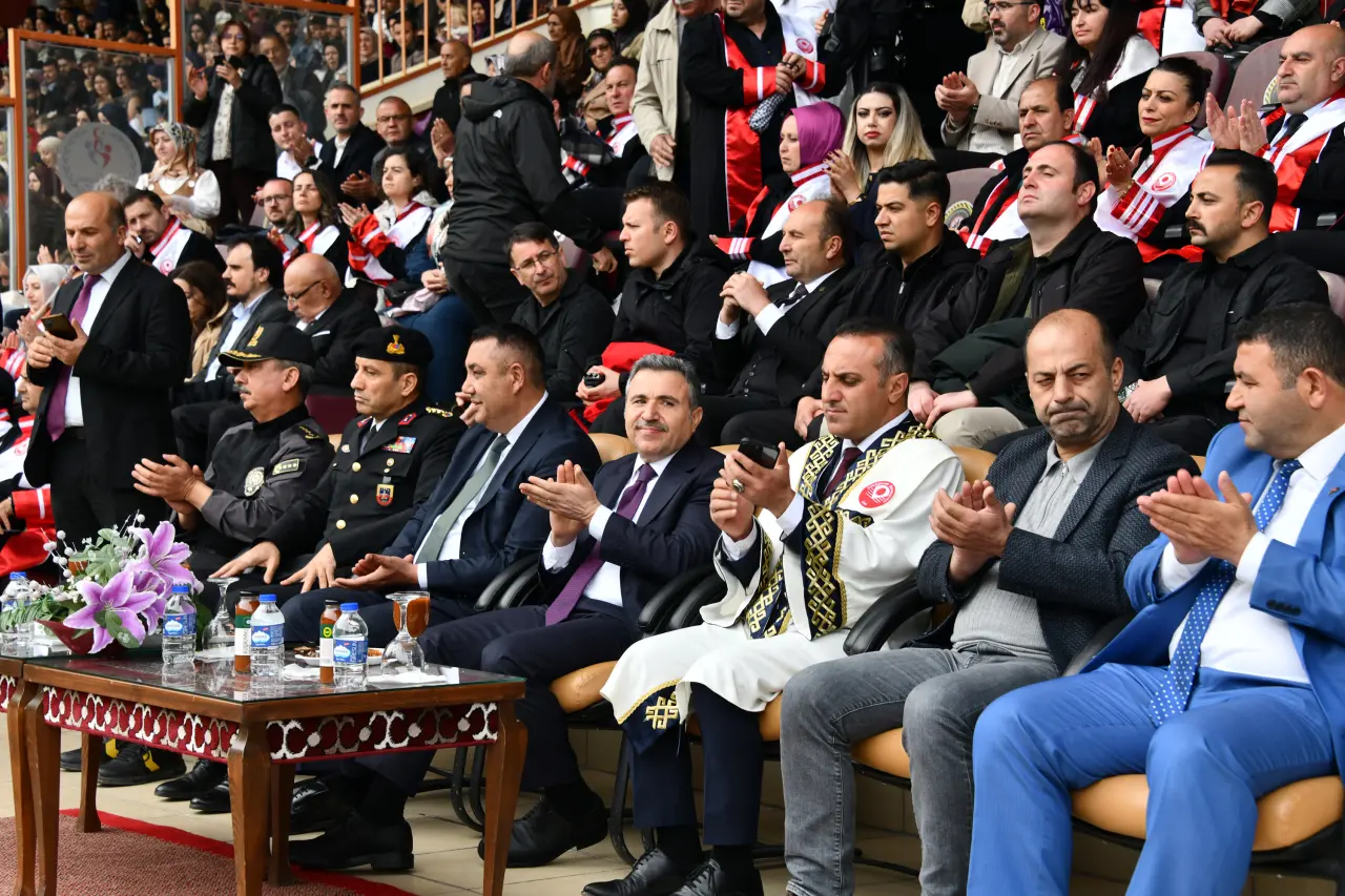 Gümüşhane’de Mezuniyet Coşkusu: Stadyum Tıklım Tıklım Doldu