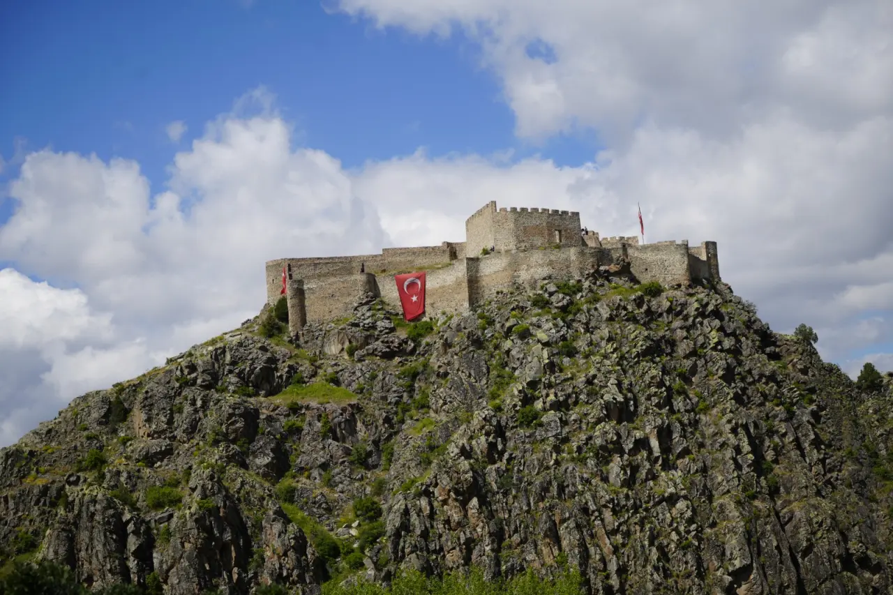 Doğu Karadeniz’in Tarihi Hazinesi Kov Kalesi Yaz Sezonunda Ziyaretçilerini Bekliyor