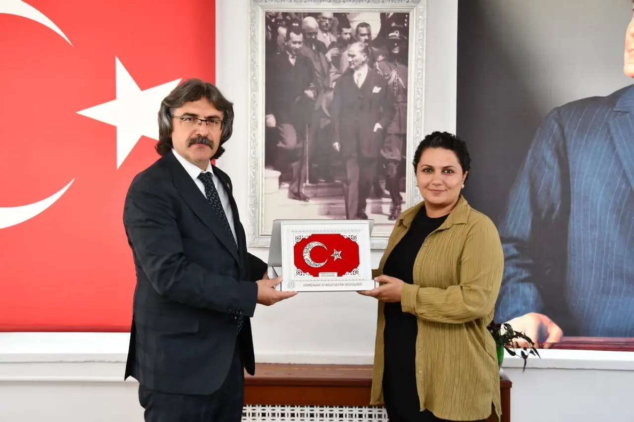 Gümüşhane’de Bilimin Öncüsü Öğretmenlere Plaket Verildi
