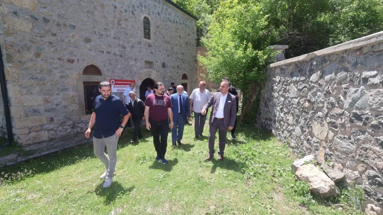 Tarihi Süleymaniye Küçük Camii’nde 105 Yıl Sonra İlk Namaz Kılındı