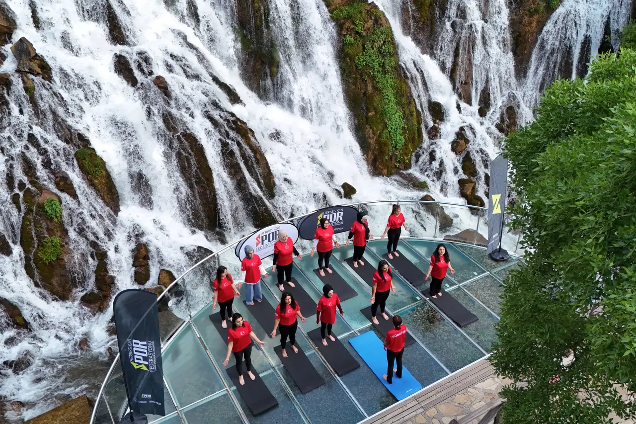 Tomara Şelalesi’nde Gürül Gürül Akan Suyun Yanında Yoga Yaptılar