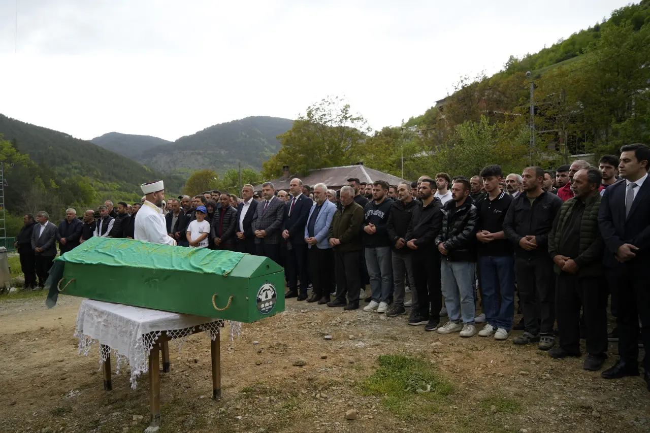 Torul’da eşi tarafından katledilen Arzu Pekin son yolculuğuna uğurlandı