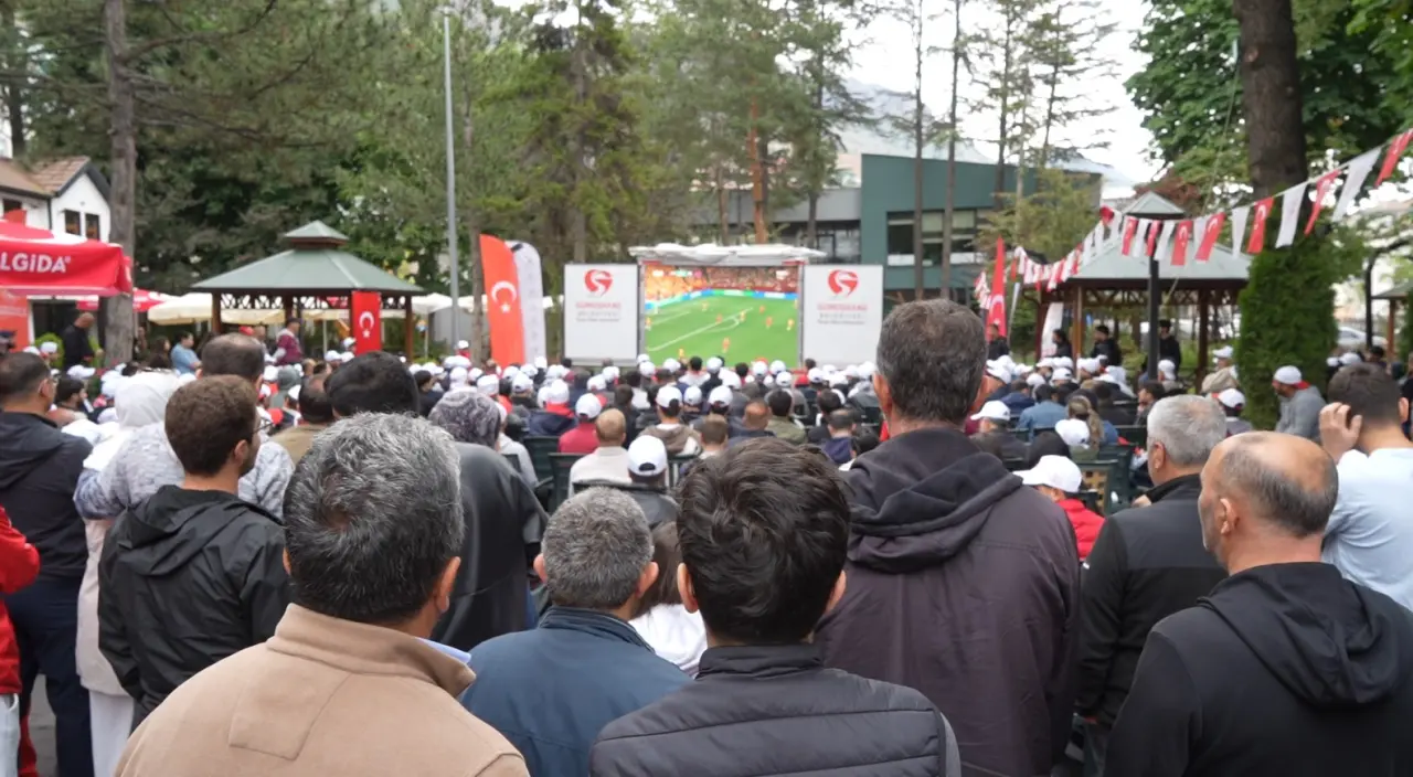 Vatandaşlar dev ekran karşısında buluştu