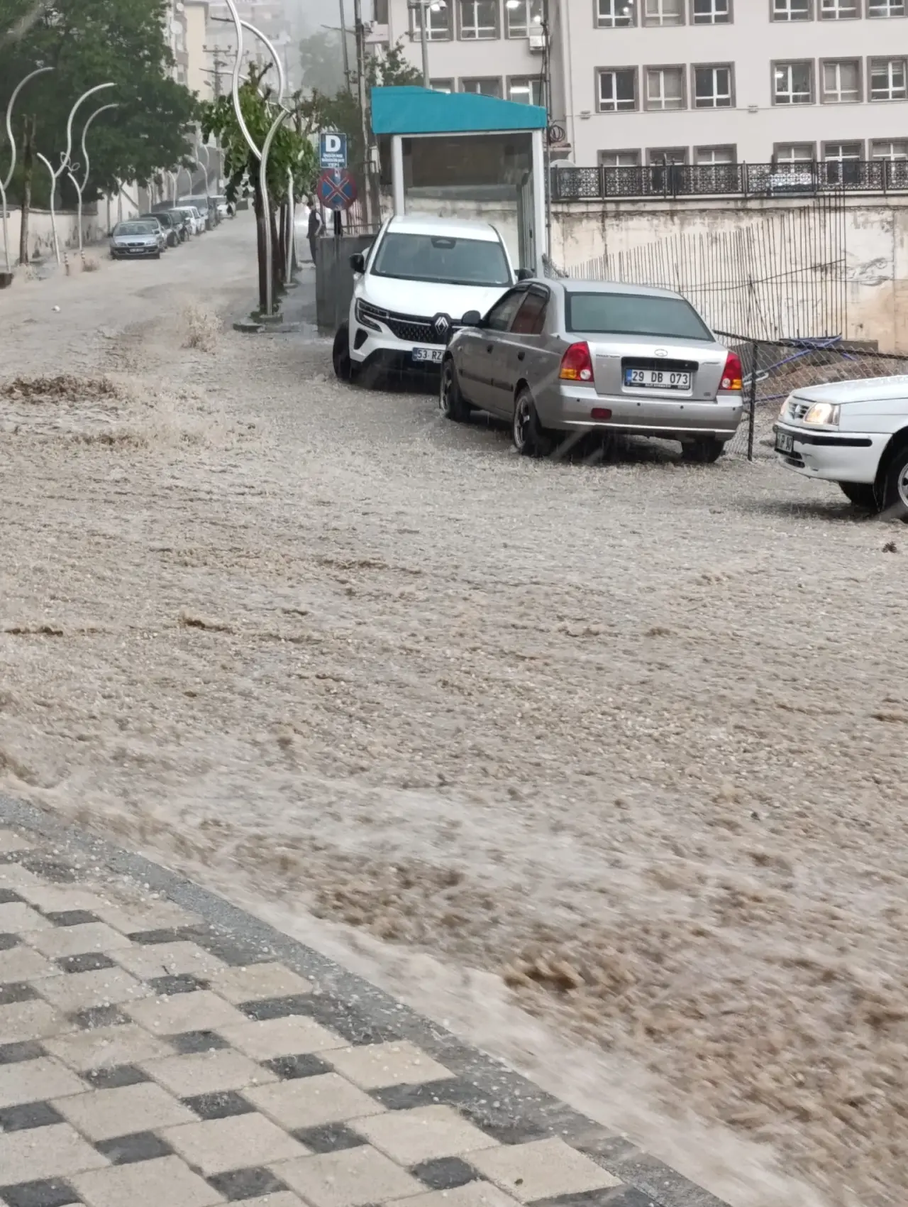 Zirvelerden inen seller yolları dereye çevirdi
