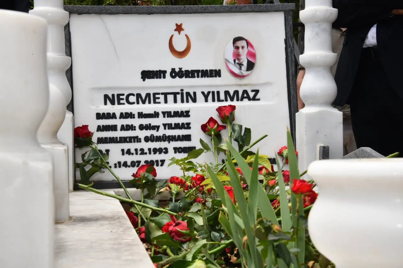 Şehit Öğretmen Necmettin Yılmaz Kabri Başında Dualarla Anıldı