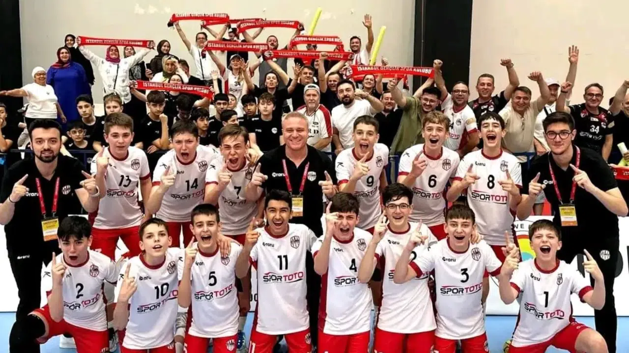 Türk Voleyboluna 62 Kupa Kazandıran Şeref Tok’tan Tarihi Başarı