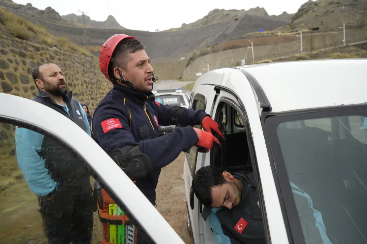 Gümüşhane’de UMKE Ekiplerinden Yağış Altında Heyelan ve Trafik Kazası Tatbikatı