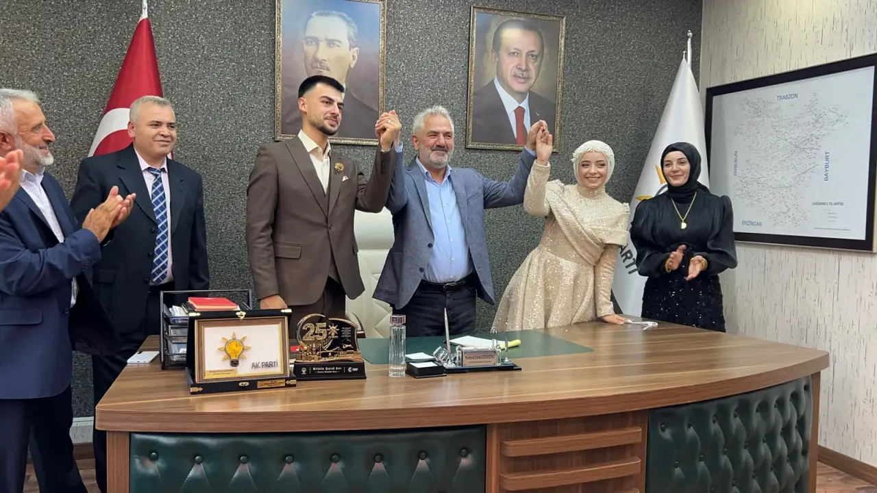 Nişan Yüzüklerini Taktıktan Sonra İlk Durakları AK Parti Oldu