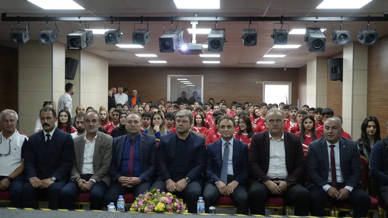 Ertuğrul Sağlam Gümüşhane’de Gençlerle Bir Araya Gelerek Spor ve Ahlak Vurgusu Yaptı