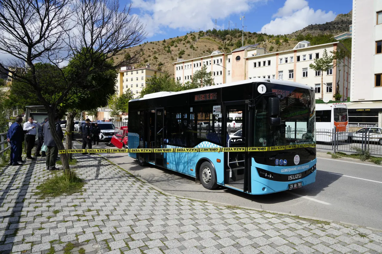 Gümüşhane’de Belediye Otobüsüne Çarpan Otomobildeki 2 Kişi Yaralandı